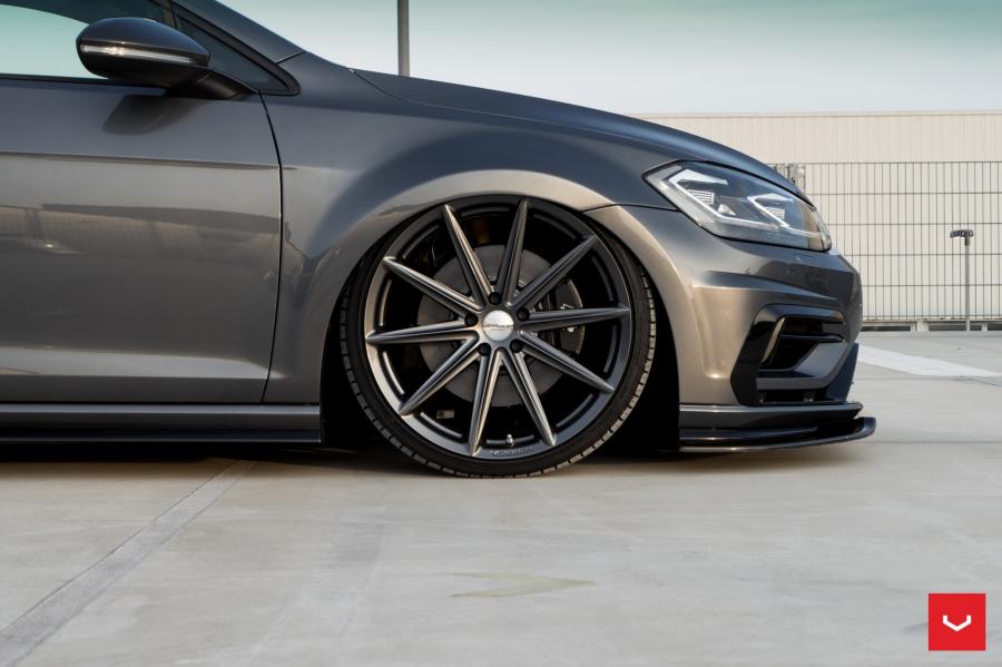 Детали экстерьера Volkswagen Golf R Estate on Vossen Wheels (VFS-10) 2017 года  (фото 16 из 30)